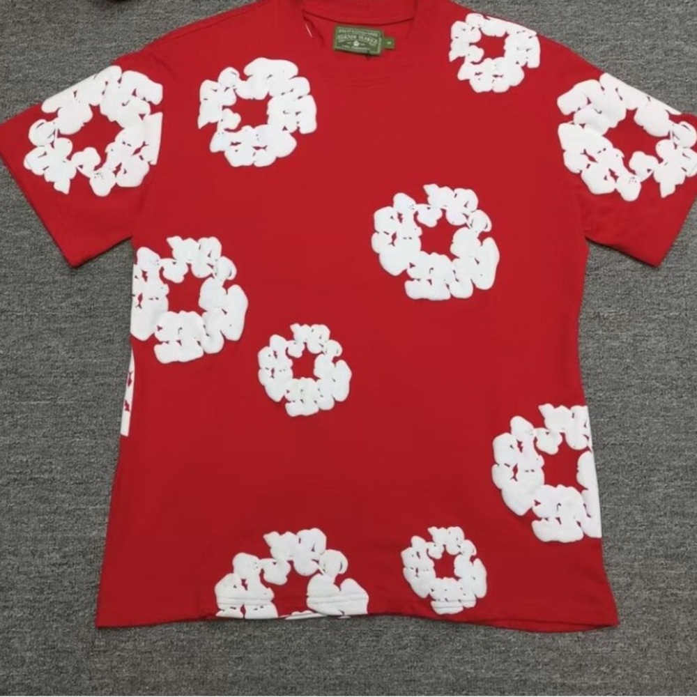 *SOLD* Red Graphic Short Sleeve Tee